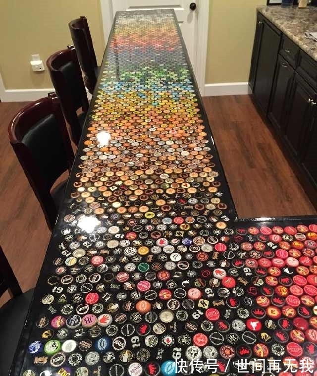 直击男子五年攒下2530个瓶盖，制作了一个别致的吧台