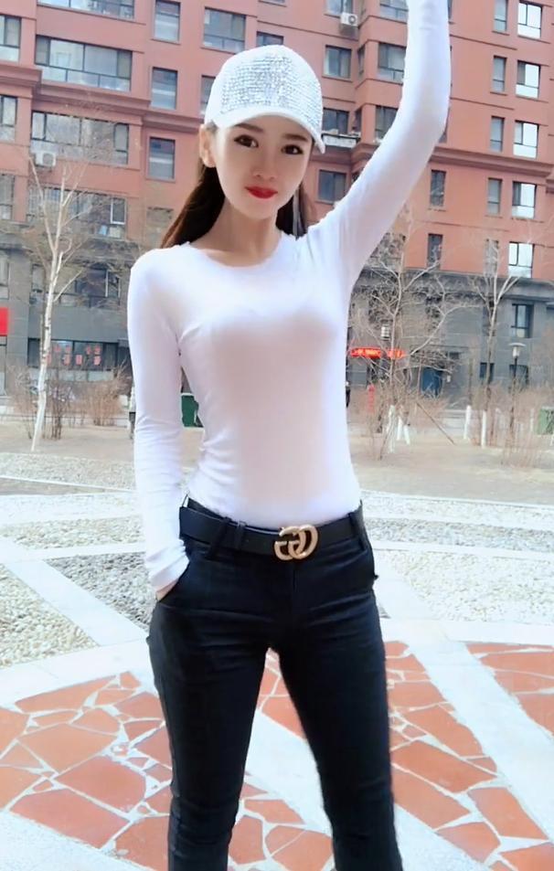 美女 白T恤塑造“腰身比例”,能使女人魅力十足!