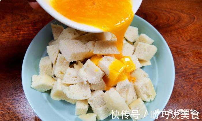 天热我家常做此早餐，裹上鸡蛋液，简单一炒，饭菜一锅出，真香呀