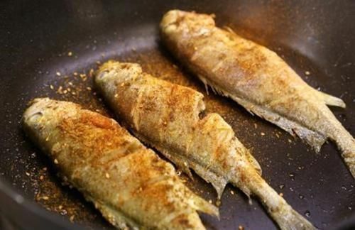 煎鱼时，直接下锅就“废”了，大厨教你3个妙招，鱼皮不破不粘锅
