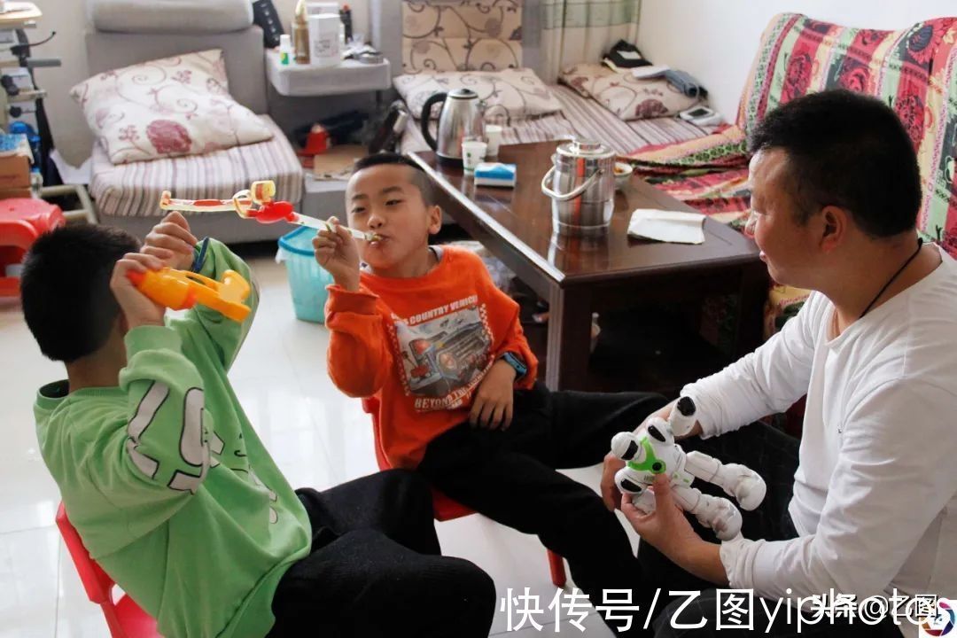 治疗|双胞胎同患脑瘫,奶奶患病后拒绝治疗,弥留之际叮嘱儿子救孩子