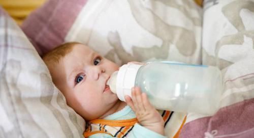 半夜醒来|监控实拍11个月的宝宝,晚上自己爬起来喝奶,网友天使宝宝