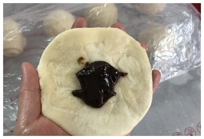 这饼酥得直掉渣，咬一口还爆浆，学会了，再也不用去排队买了