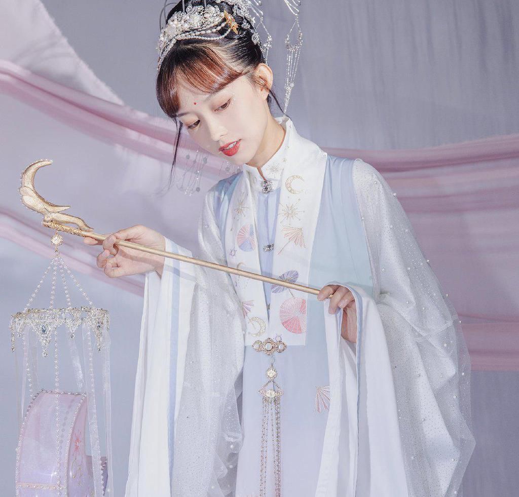 月宫|被这款“月宫仙子”汉服美到了,仙气又梦幻,可惜穿上身很廉价