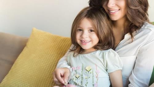 写字|女儿上幼儿园毛毯被偷，宝妈门口写字立牌，没有脏话却字字诛心