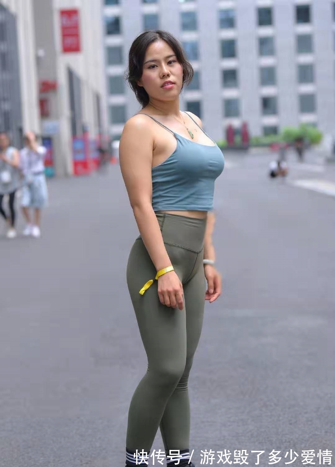 身材|街头沙漏身材搭配紧身裤的美女,现实中的巨臀蜂腰,佩服