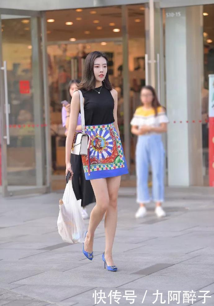 美女脚上穿一双高跟鞋,简约大气,出街走在街头都可以回头率满满
