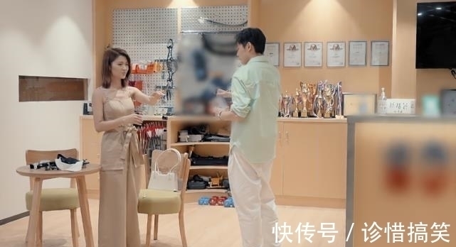 心动的信号:女1手链断了,男1烦躁不安,随后在车内向橙子表白