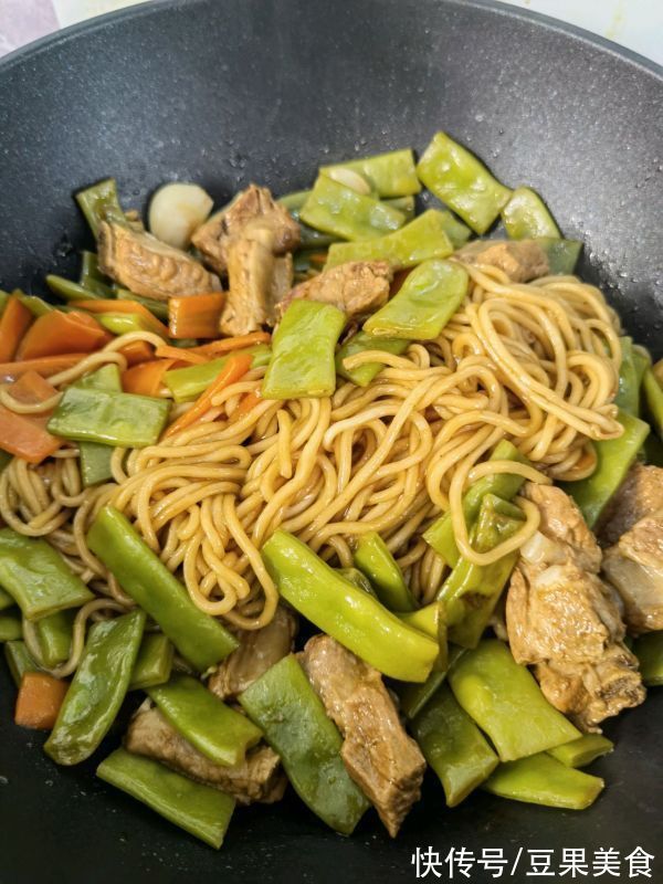 绝杀|色香味俱全，米饭配排骨豆角焖面，下饭绝杀