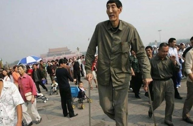 遗传性|“中国第一巨人”56岁娶妻,不顾医生劝阻生娃,现在孩子怎么样