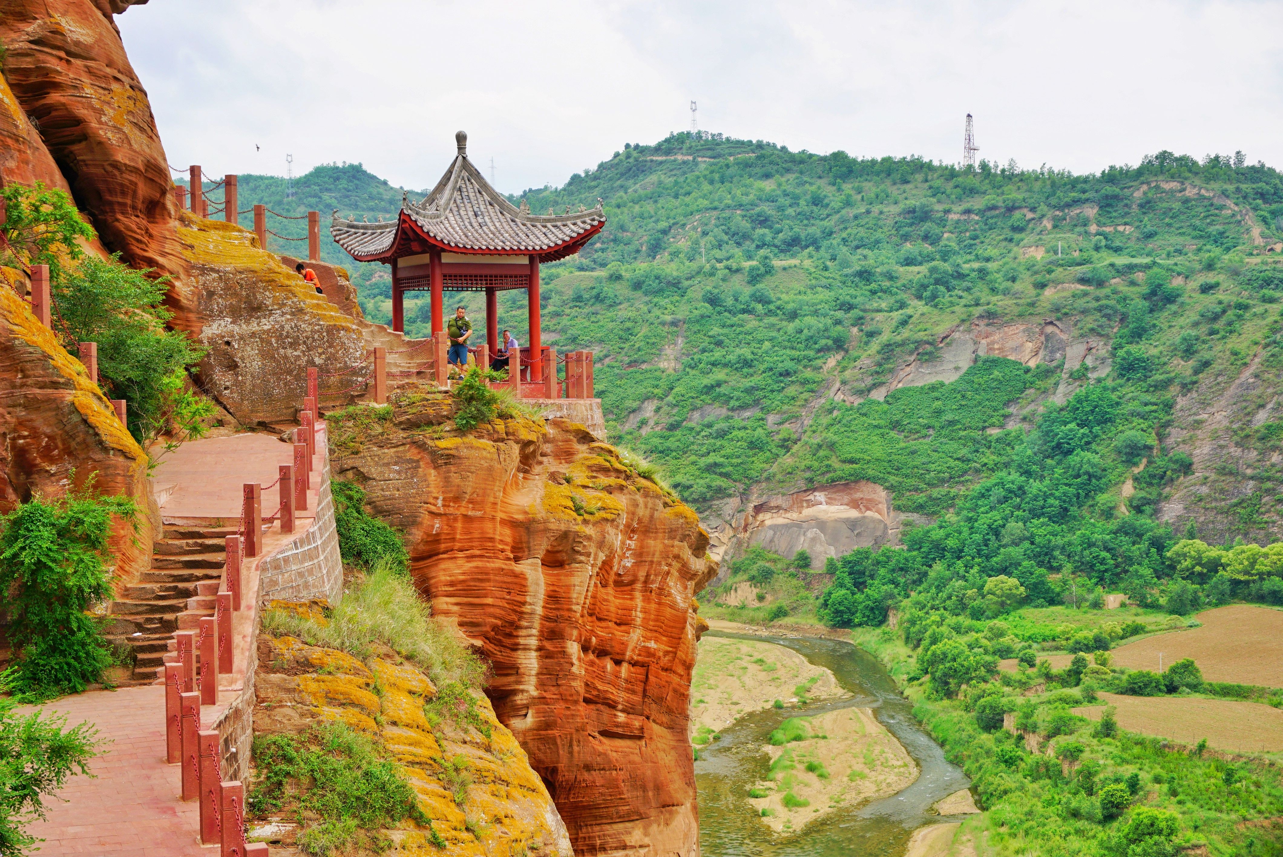悬崖峭壁上的永宁山古寨
