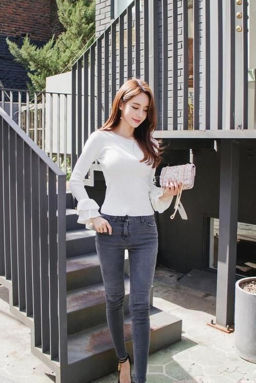 小姐姐紧身牛仔裤,迷人身材清新又时尚,一道靓丽的风景线