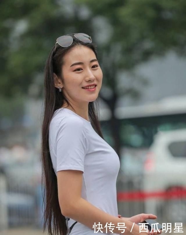 满满|街拍美女穿白色T恤裙凹造型,青春靓丽感满满