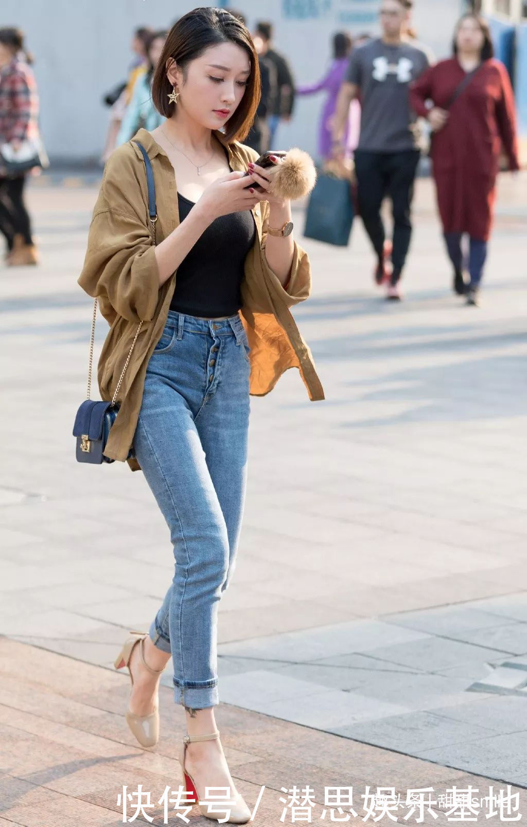 美女脚上穿上一双一字带的白色高跟鞋,看上去不仅气质,而且修长