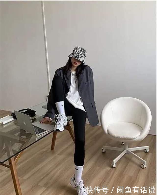 时髦 40岁女人想在冬天赶时髦,就从鲨鱼裤+老爹鞋开始,保暖还显身材