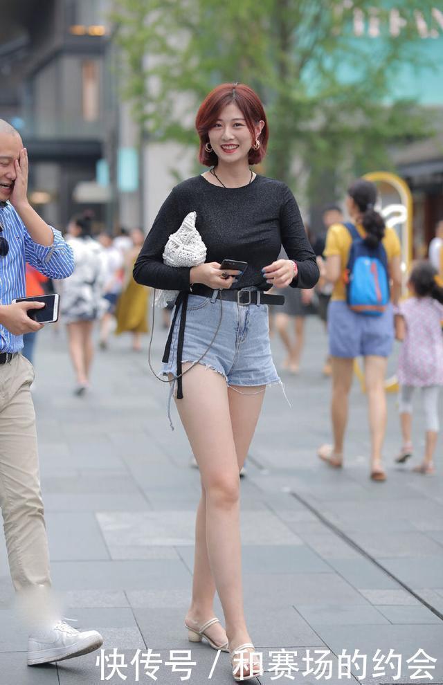 黑色紧身长袖搭配高腰牛仔短裙,时尚高挑,气质迷人