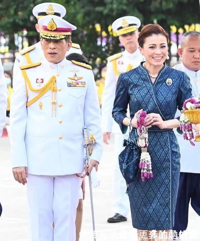 造型|苏提达和泰王最新卡通漫画出炉!帝后果然配,王后收腰蓝裙好高贵