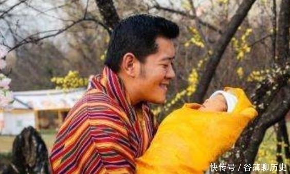 不丹|4岁龙太子好受宠！被不丹国王扛在肩上，呆萌样子逗笑高冷王后