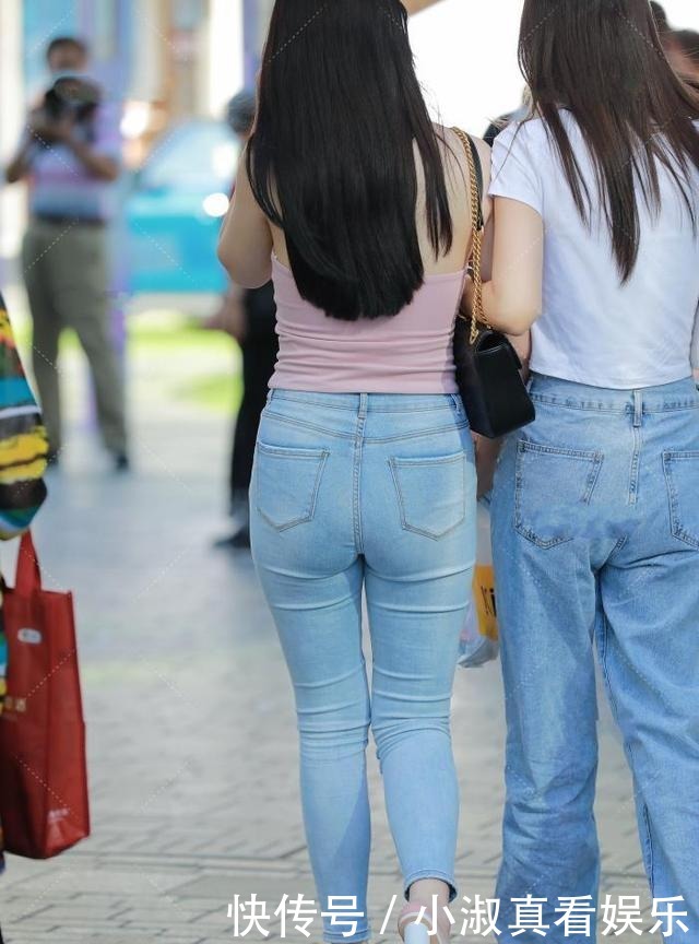 时尚|粉色小背心搭配紧身浅色牛仔裤,清新时尚,充满活力