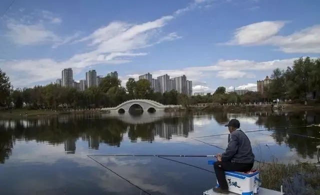 冬天|冬季钓鱼讲究人找鱼,学会这样选点打窝,让你狂钓大板鲫
