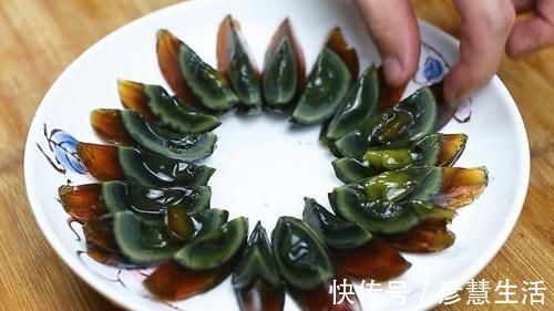 这才是辣椒拌皮蛋的正确做法,香辣下饭,上桌就抢光,吃了还想吃