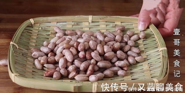 花生米最下饭的做法，不炒也不油炸，上桌开胃解馋，全家人都爱吃