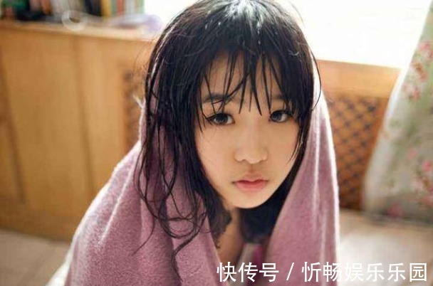 心理健康|19岁女儿洗澡裸身出来玩手机，爸爸习以为常，妈妈这很正常