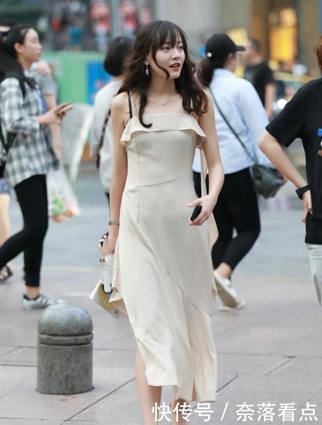 眼球|美女街拍:第6位美女很“惹”火,吸人眼球,最后一位初恋的感觉