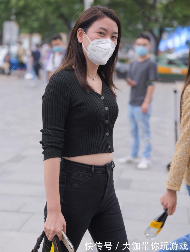 针织衫 高腰半长裤搭配针织衫,沉稳大气,低调日常的清爽出街装!