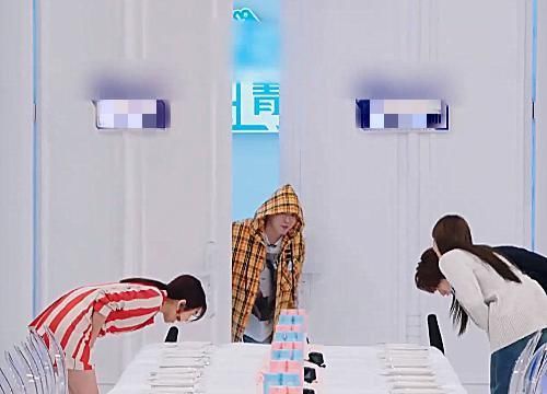 《青2》定档发新预告蔡徐坤率先出场,谁注意导师座位咋排的