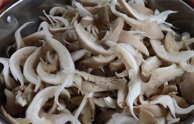 炸蘑菇这样做才最好吃,味道香酥爽口,方法简单,做一大盆不够吃