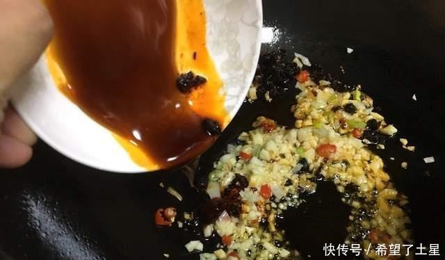 口感滑嫩的蒜蓉芥兰,搭配老干妈清甜脆爽,下饭首选