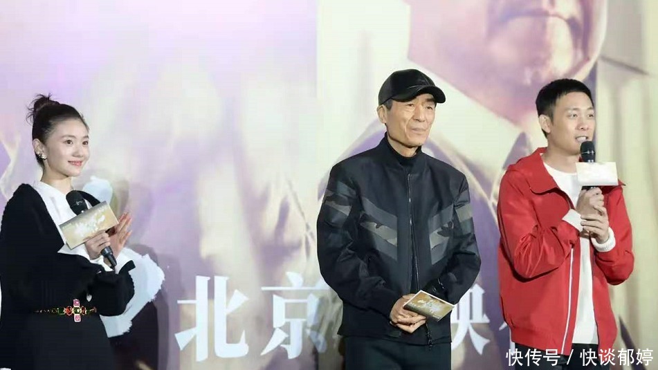 白色|刘浩存身穿黑色短裤,搭配白色内搭,一双大长腿格外抢眼