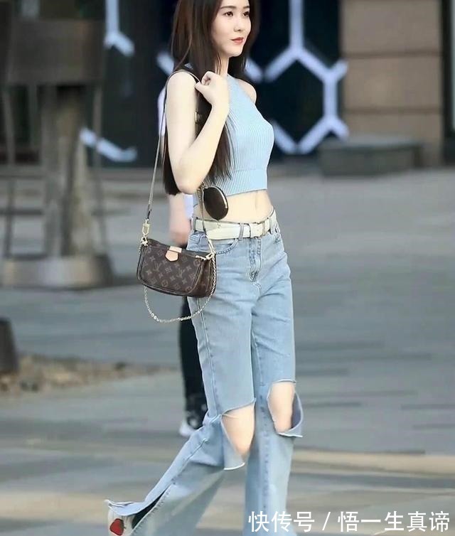 美女 想要个性还是选择“破洞裤”,时尚修身,轻松穿上有高级感!