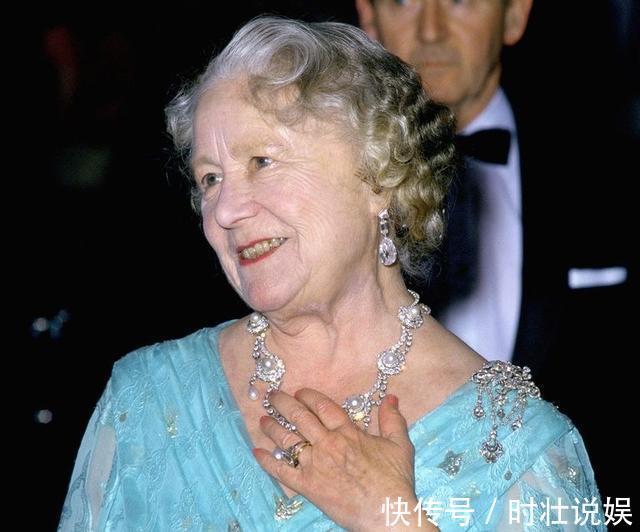 无名指!戴安娜秀的订婚钻戒6万美元就能买到,再看卡米拉的到底是真爱