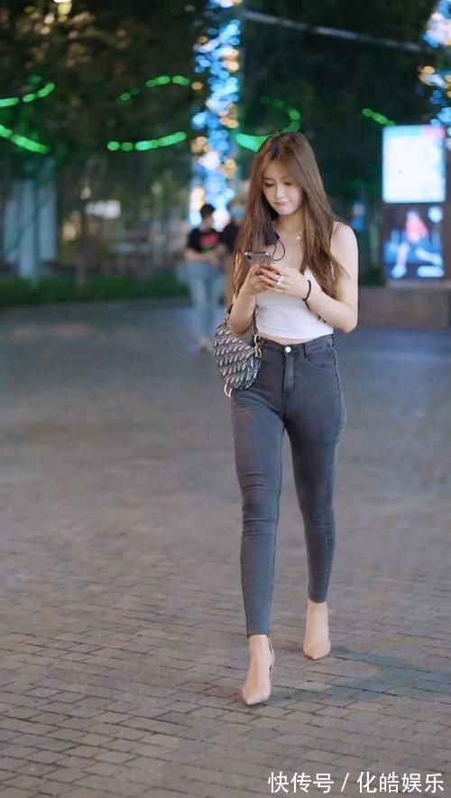 身材|修身牛仔裤搭配吊带短衫,个性清凉又显身材,年轻女生值得一试