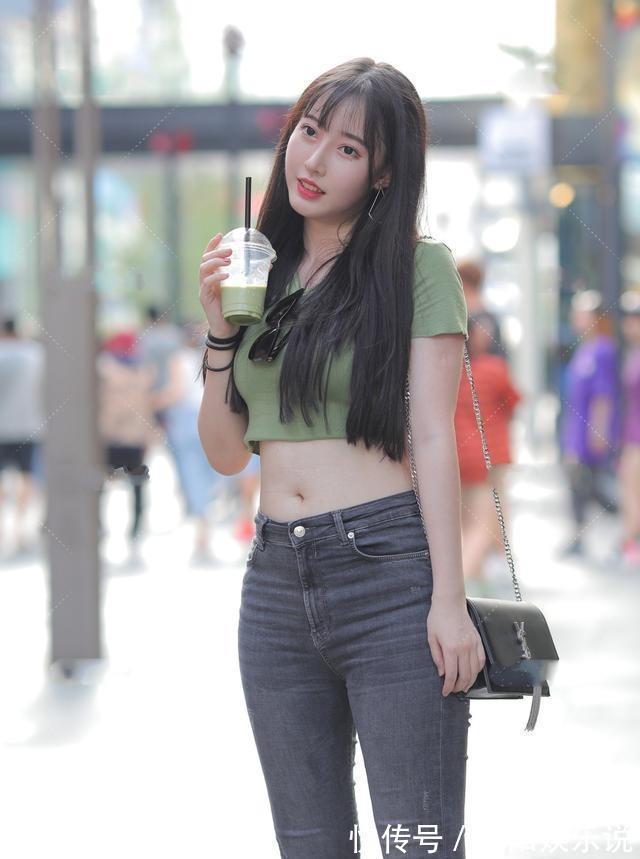 打底裤 绿色露脐短袖上衣搭配黑色打底裤,时尚搭配,阳光清新有活力