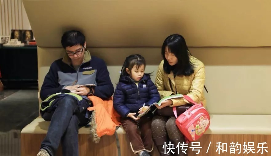 祖孙|孙子打针奶奶却火了!祖孙俩表情神同步,网友:真是亲孙子