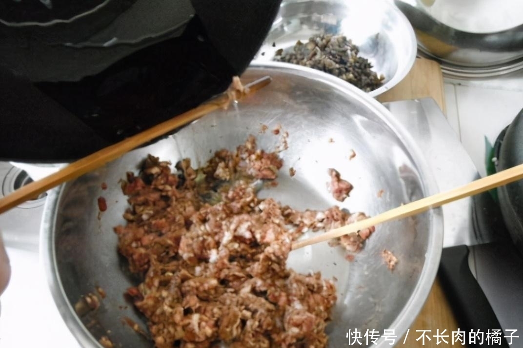 发酸|拌饺子馅,“最忌”放2料,很多人习惯放,难怪发酸腥味重,不香