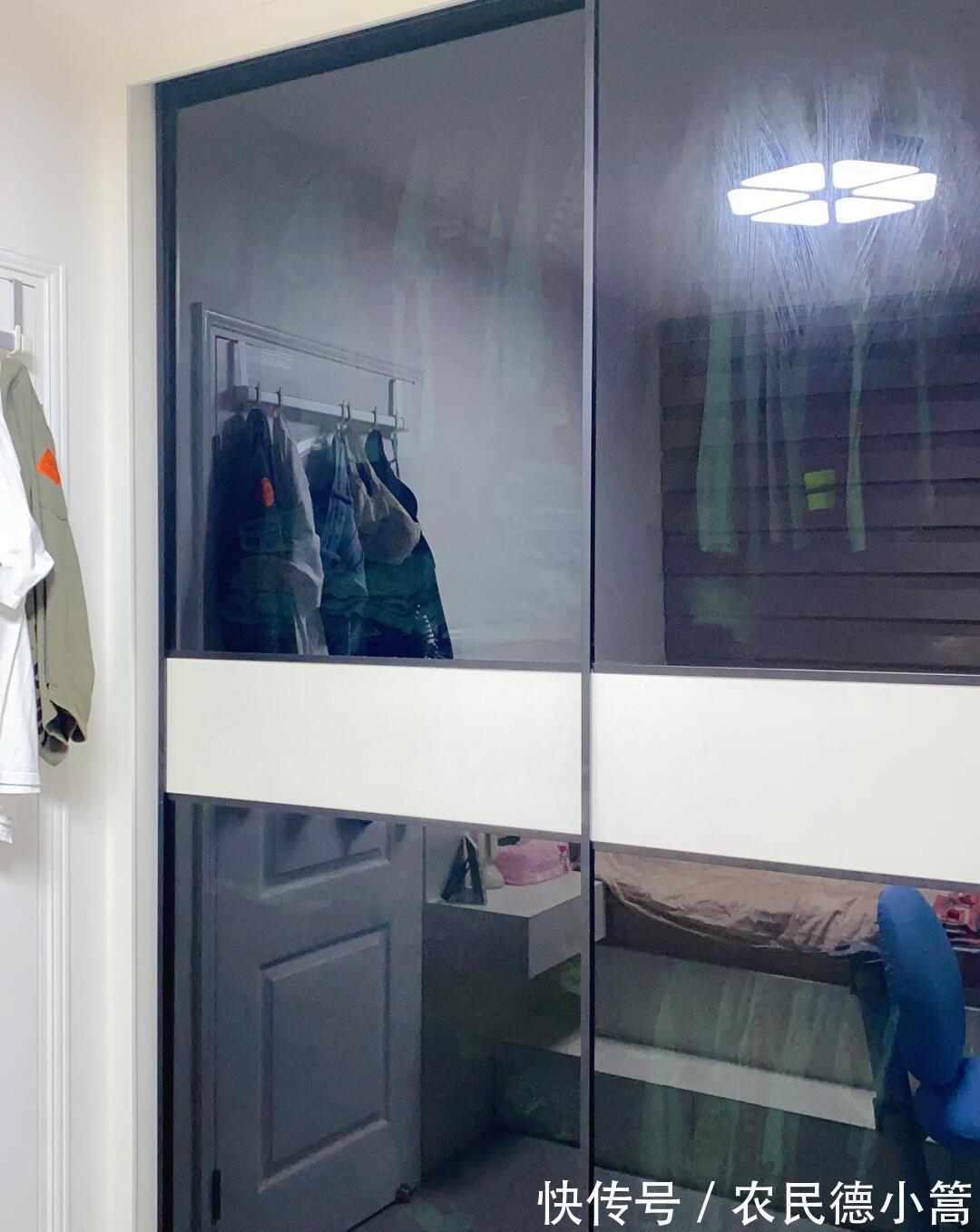 拖床|香港夫妇54㎡蜗居生活,沙发离电视不足一米,却温馨得令人羡慕