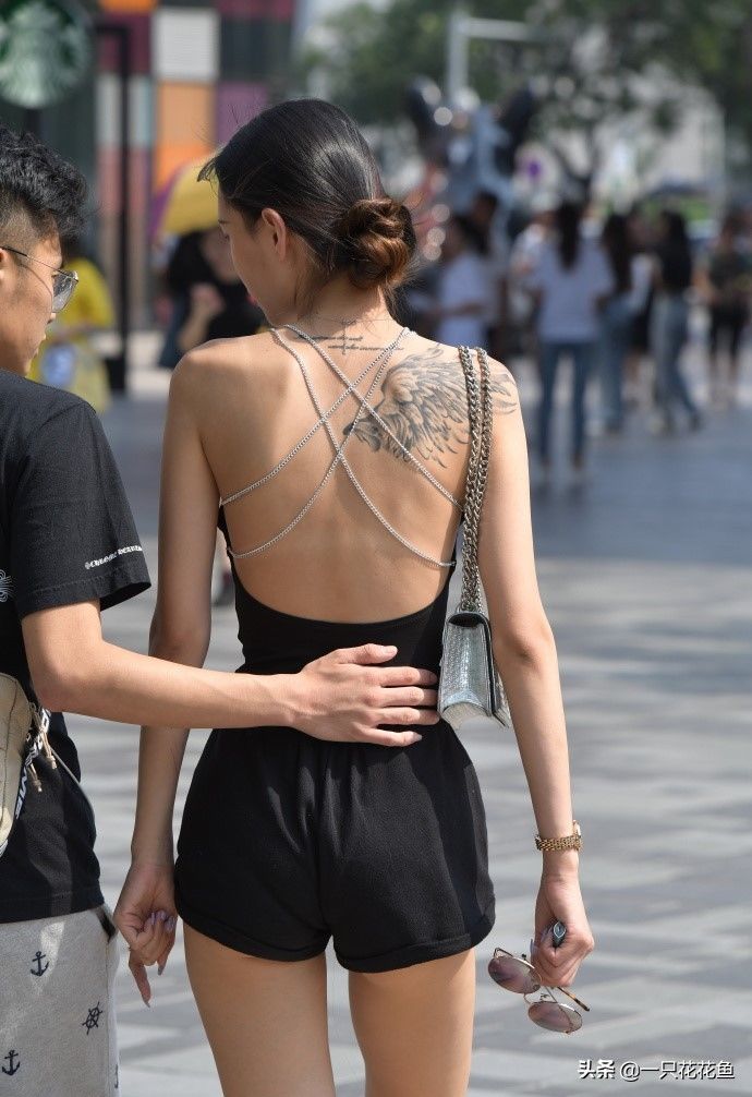 高跟鞋|苗条女生的时尚穿搭，选择修身“露背装”，既显腿长又有个性