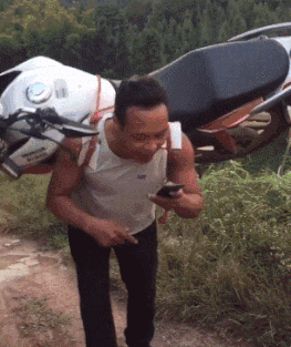 |搞笑趣图:工地搬砖,居然来了一个妹子