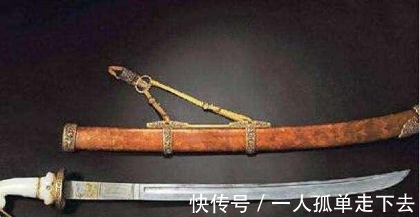 溥仪|老人带着家传宝刀鉴定,专家看到刀上四个字,忙问您的父亲是!