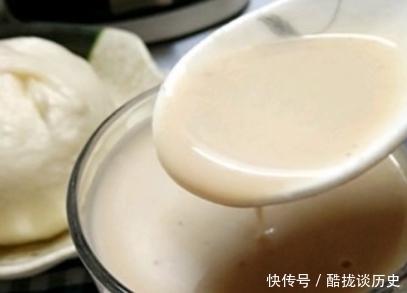 秋天,早餐多喝核桃露,营养比牛奶高,常喝补充营养,皮肤不干燥