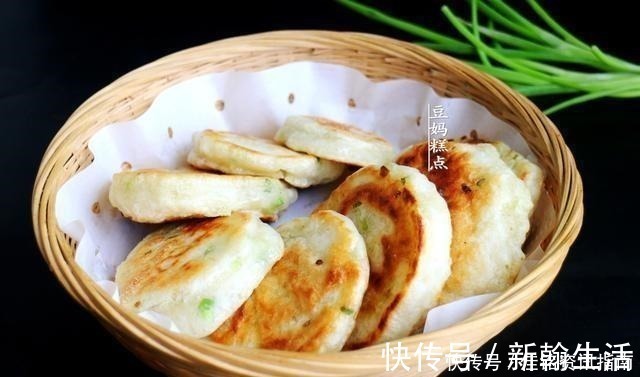搅拌均匀|手不沾面，教你做葱花饼，早起5分钟搞定，越放越香软