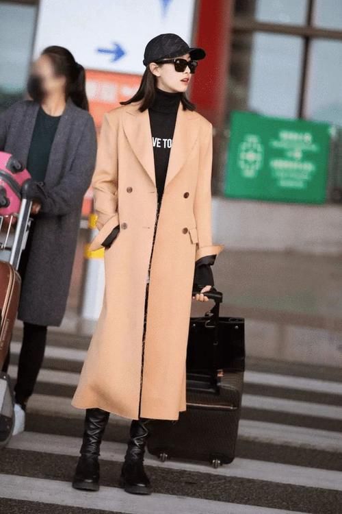 贝雷帽|真是女生穿搭教科书，穿浅驼色大衣内搭卫衣，显高显瘦