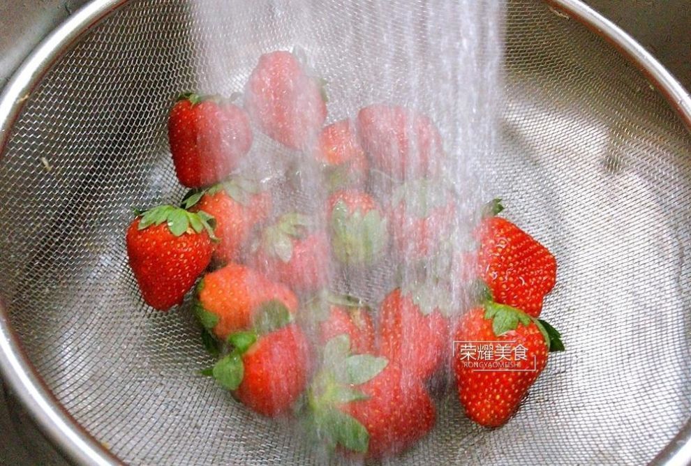 草莓万万别直接用水清洗,为了家人健康,加入两种,干净又卫生