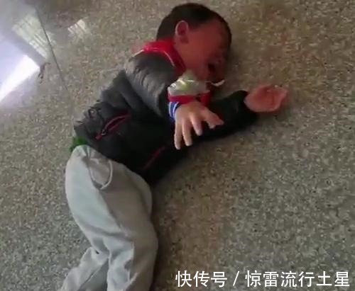殴打|孩子看到奥特曼被打会怎么办两个孩子反应截然相反，网友神评论