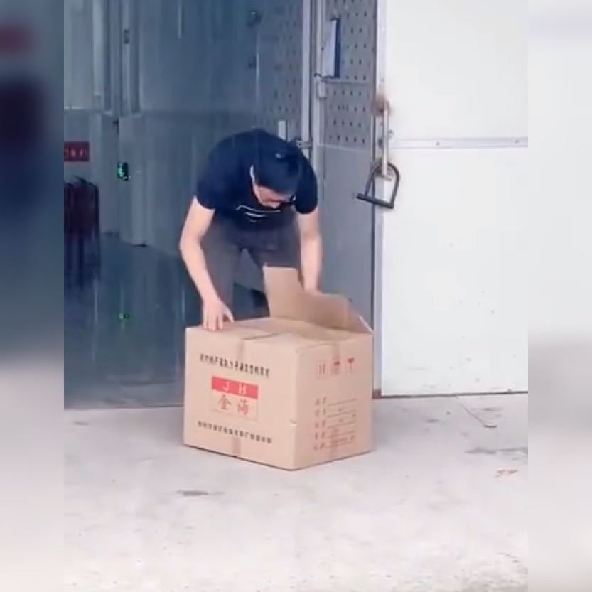 淋雨|为了不让娃淋雨,亲爸的“花式”遮雨妙招获高赞真不按套路出牌