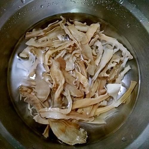 小米辣|腊肉到底怎么洗？用热水or冷水，大厨经验用这种“水”，原汁原味